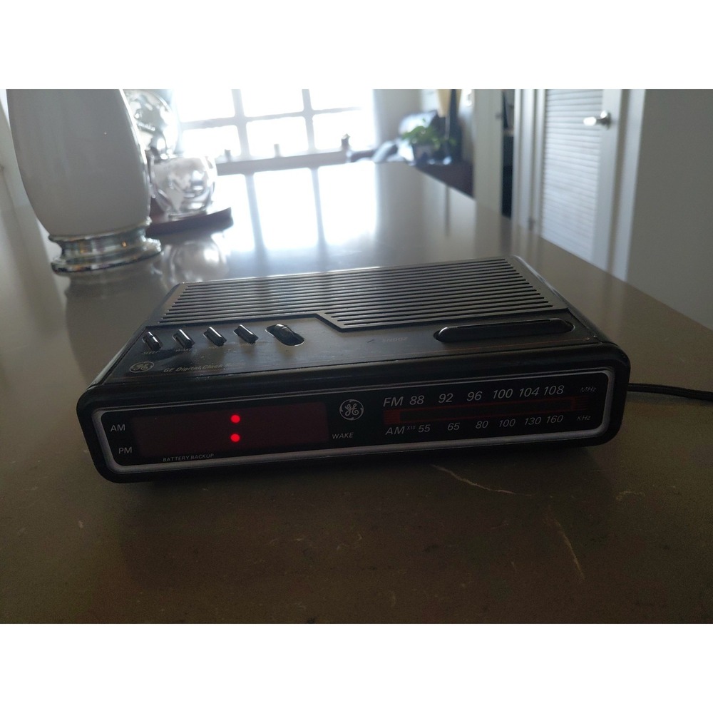 Vintage GE 7-4612B - AM/FM Digital Clock Radio Woodgrain 1980s Alarm Clock Works